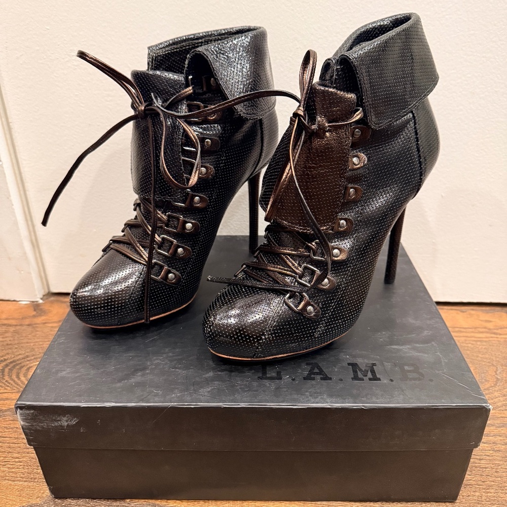L.A.M.B. by Gwen Stefani metallic black lace-up ankle bootie Sz 8